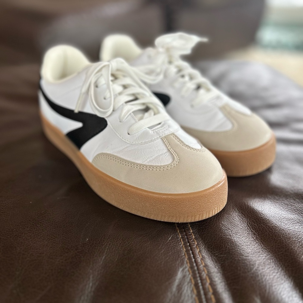 EUC Stylish Women's Sneakers in Black and White